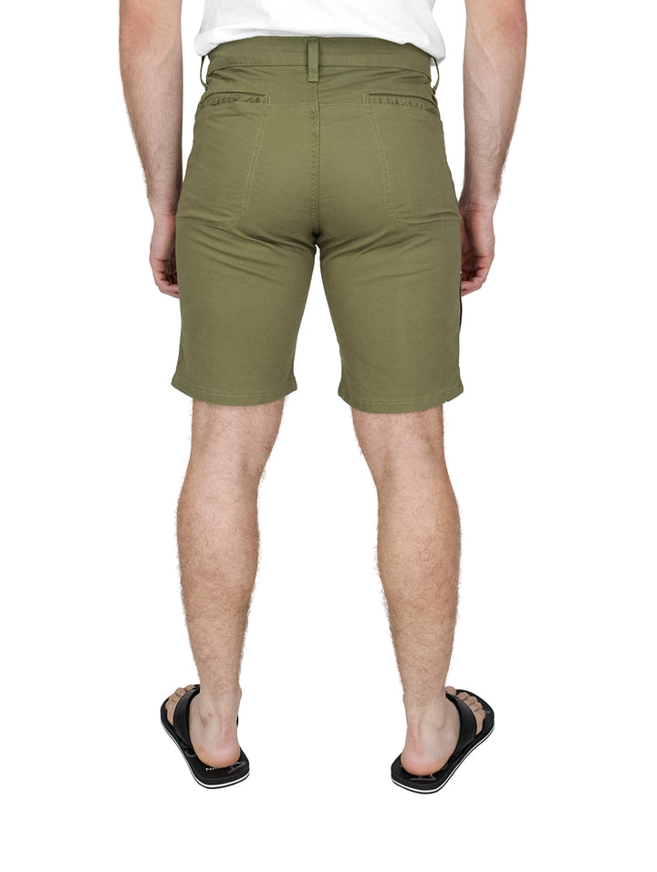 Hombre vistiendo bermudas slim fit color olivo de la marca LEE.