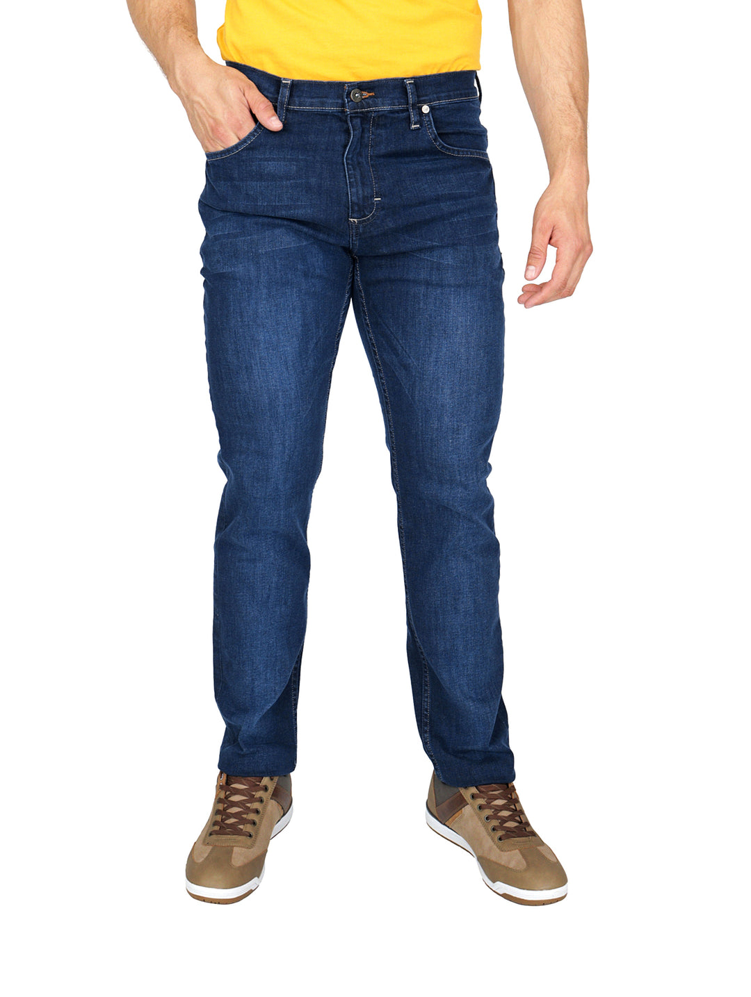 Hombre vistiendo pantalones LEE skinny jeans en color azul indigo.