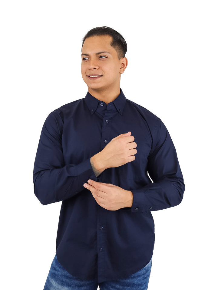 Hombre vistiendo una camisa de manga larga color azul marino con cuello y botones.