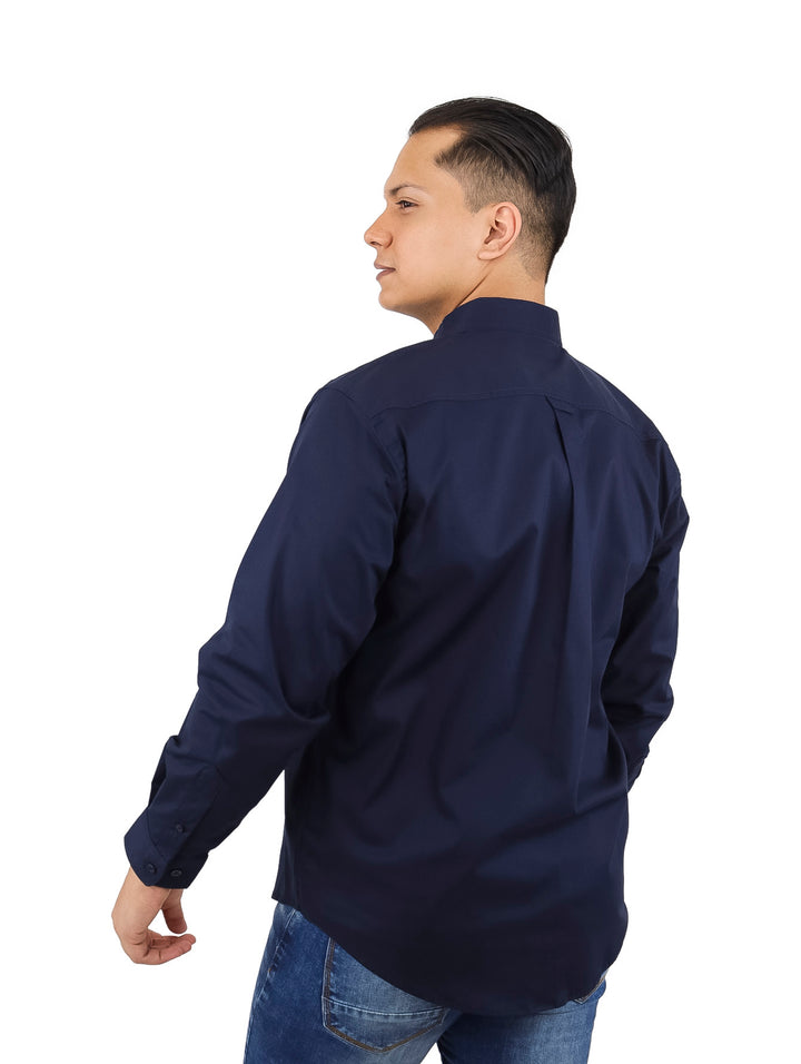 Hombre vistiendo una camisa de manga larga color azul marino con cuello y botones.