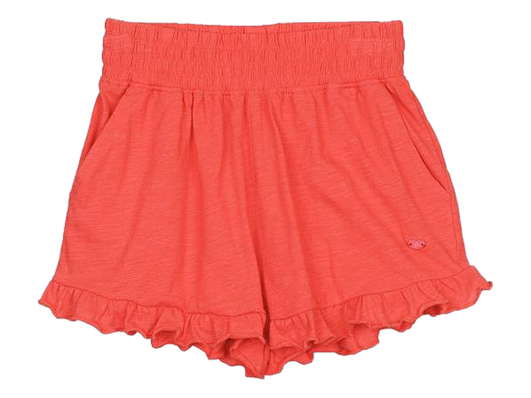 Short de color rojo claro para niña con cintura elástica y detalle de volantes en el borde inferior.