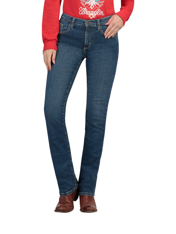 Mujer vistiendo jeans Wrangler de color índigo claro y corte recto con botas cafés.