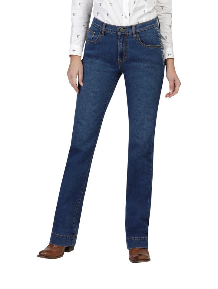 Pantalones jeans Wrangler color índigo medio con corte recto.