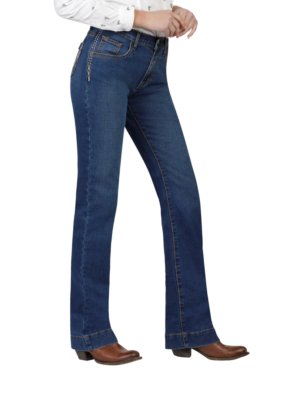 Pantalones jeans Wrangler color índigo medio con corte recto.