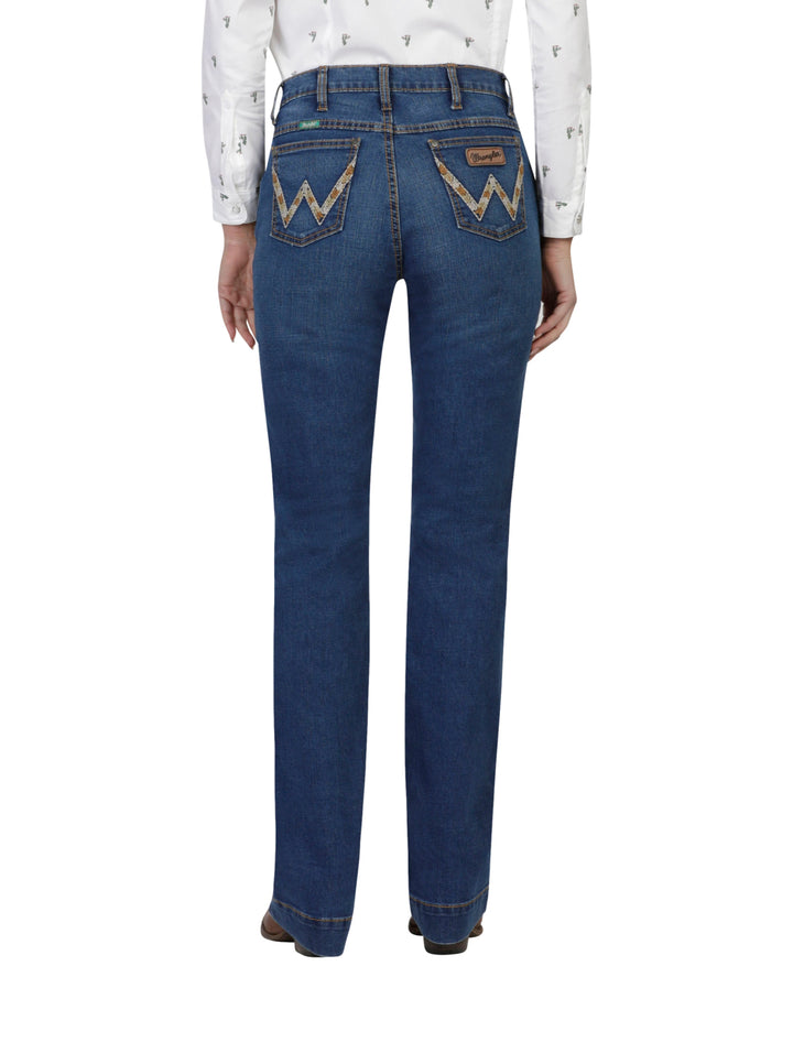 Pantalones jeans Wrangler color índigo medio con corte recto.