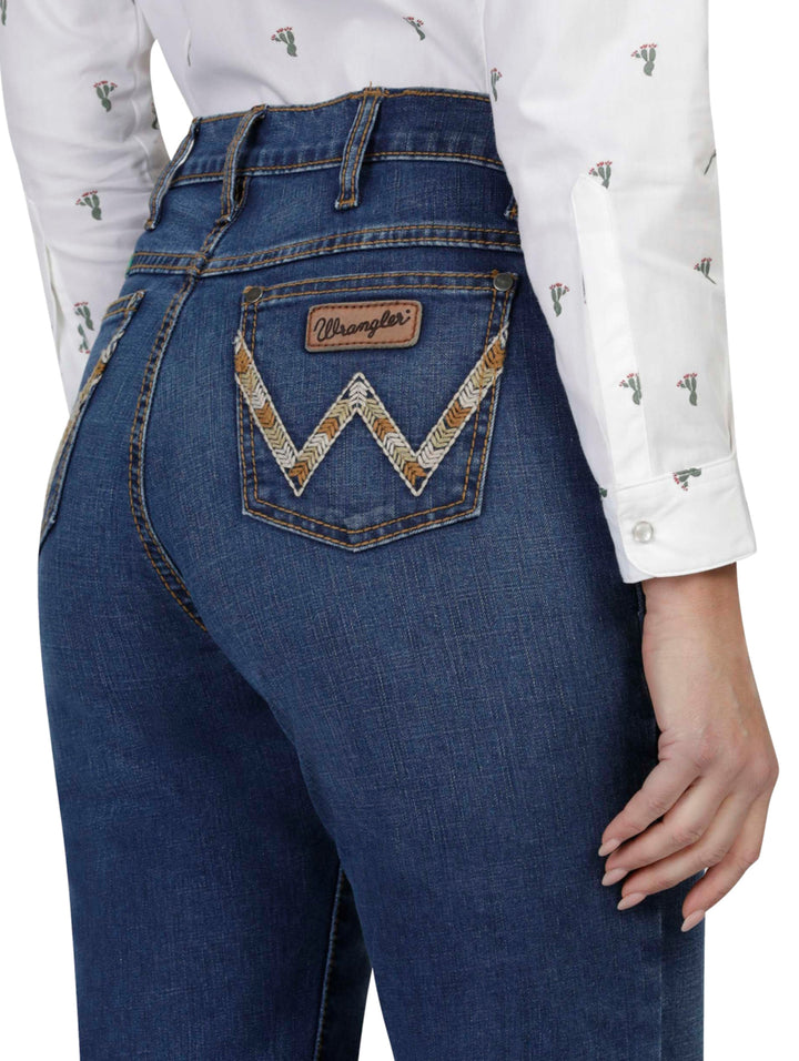 Pantalones jeans Wrangler color índigo medio con corte recto.