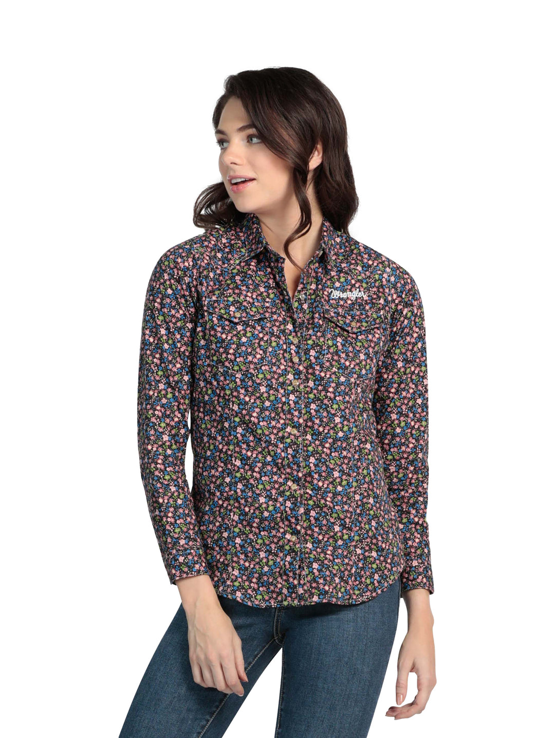 Blusa Wrangler de manga larga con estampado floral multicolor sobre fondo negro.