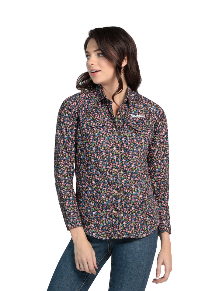 Blusa Wrangler de manga larga con estampado floral multicolor sobre fondo negro.