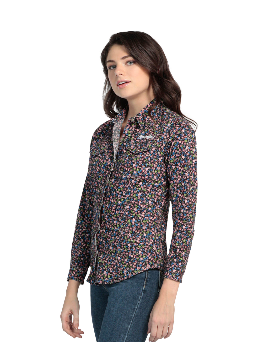 Blusa Wrangler de manga larga con estampado floral multicolor sobre fondo negro.