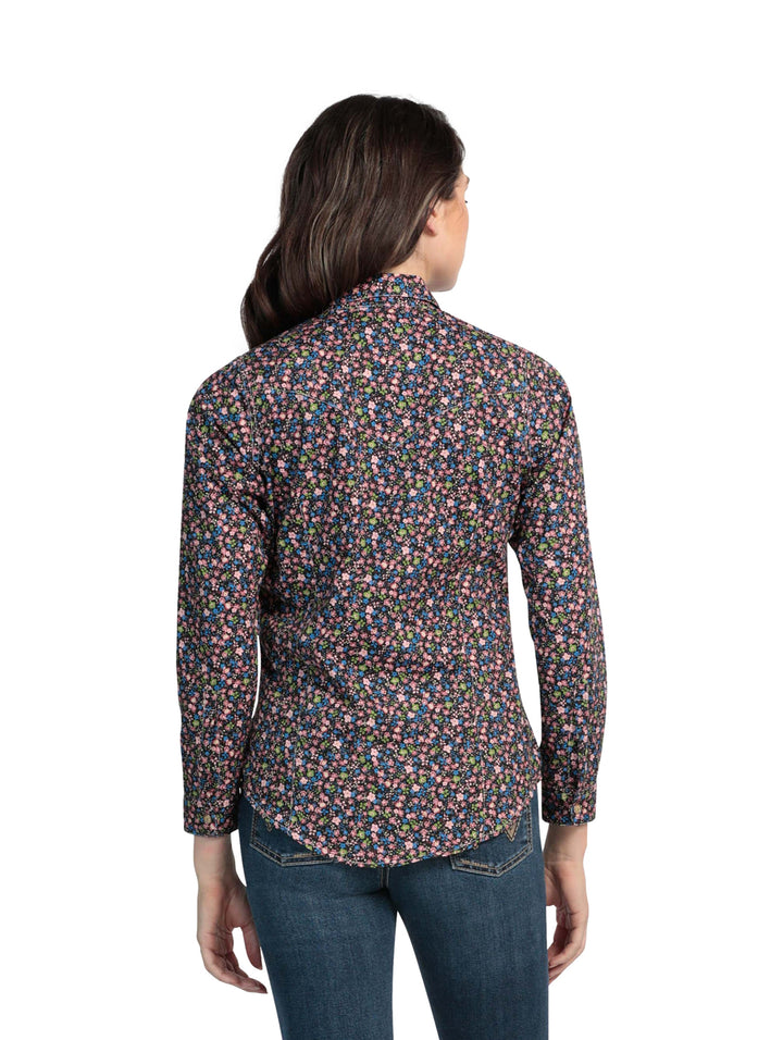 Blusa Wrangler de manga larga con estampado floral multicolor sobre fondo negro.