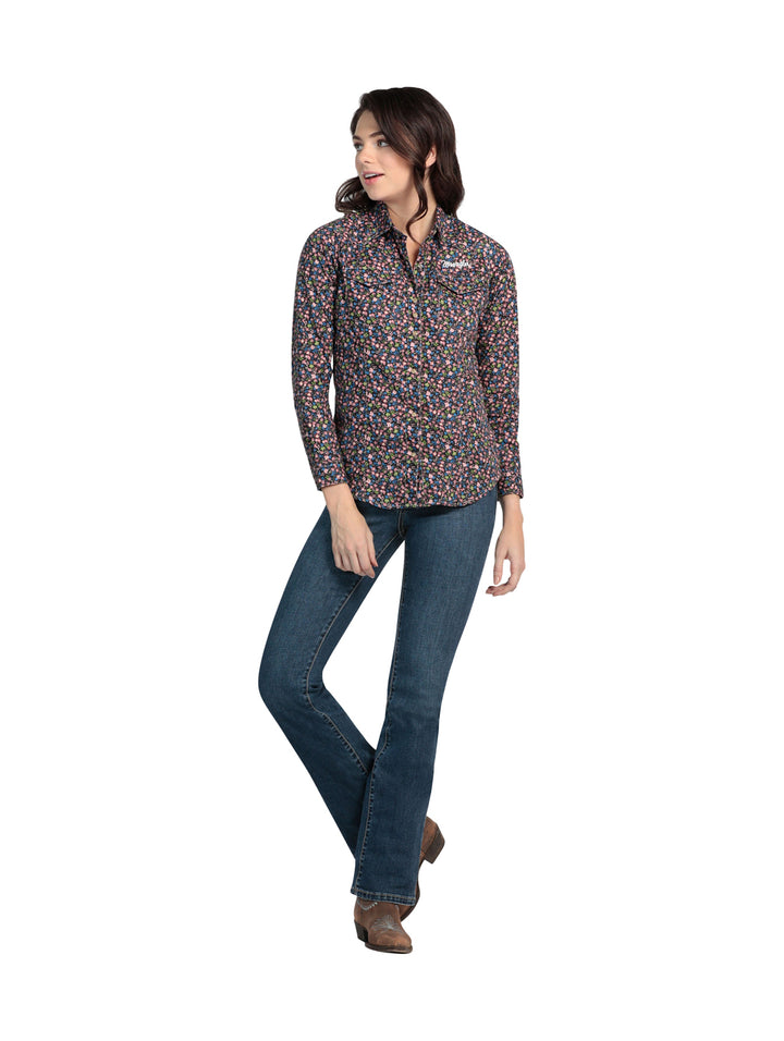 Blusa Wrangler de manga larga con estampado floral multicolor sobre fondo negro.