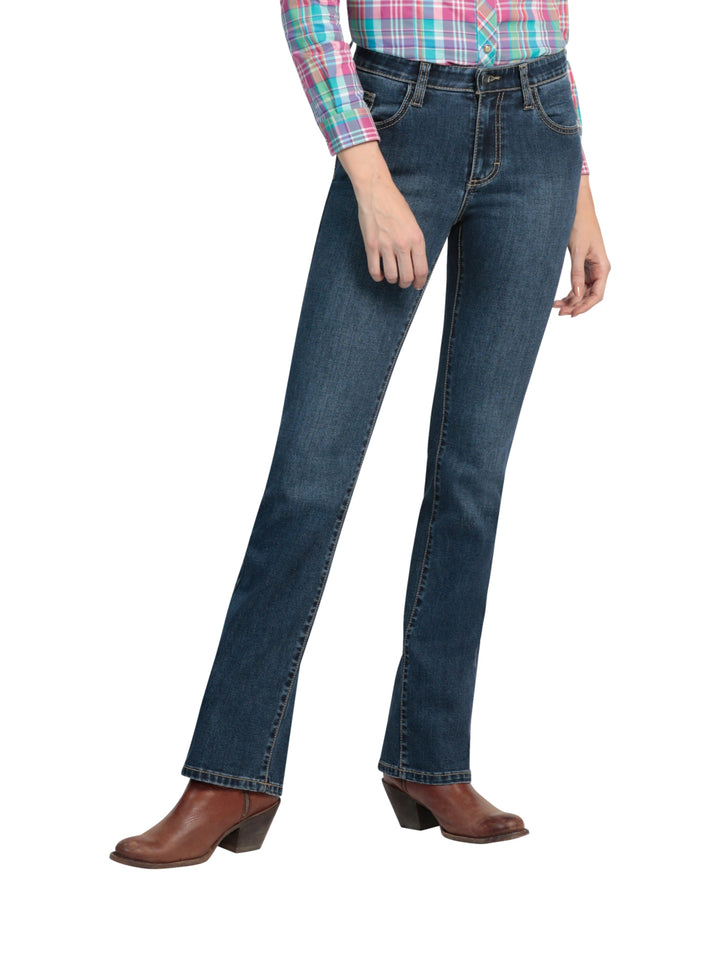Jeans Wrangler color índigo medio con corte recto.