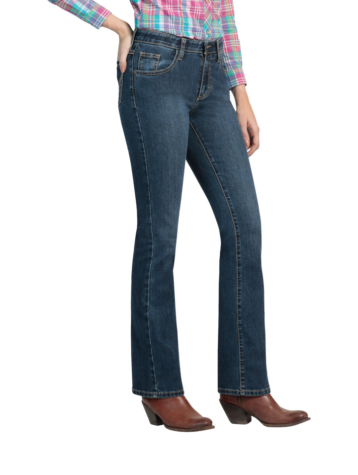 Jeans Wrangler color índigo medio con corte recto.