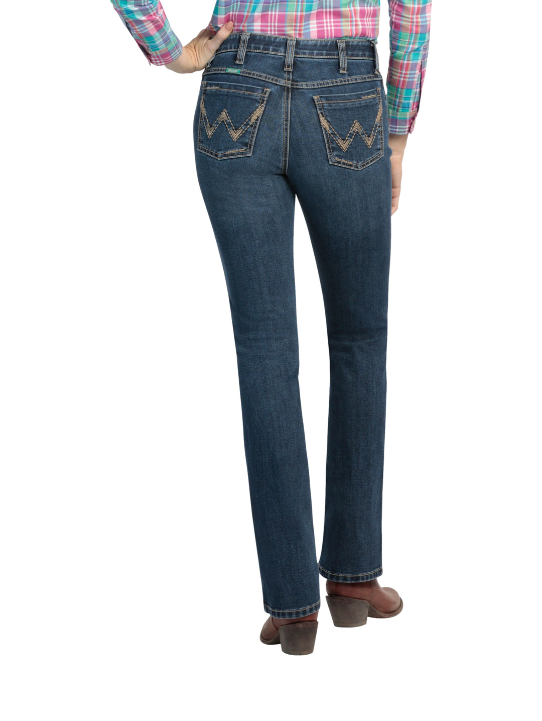 Jeans Wrangler color índigo medio con corte recto.