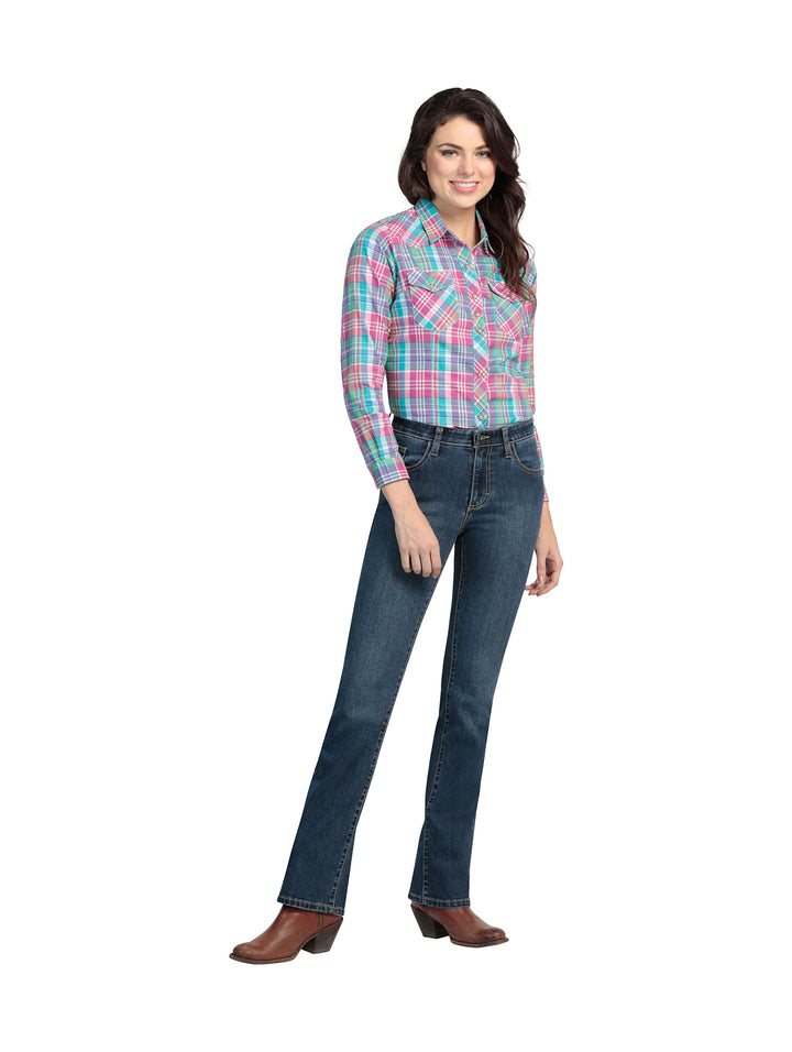 Jeans Wrangler color índigo medio con corte recto.