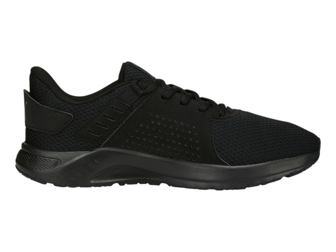 Tenis deportivos PUMA de color negro con malla transpirable y suela a juego.