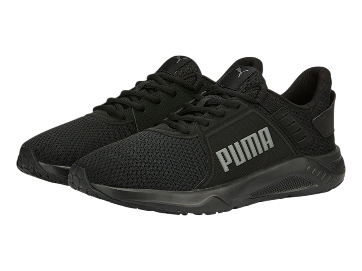 Tenis deportivos PUMA de color negro con malla transpirable y suela a juego.