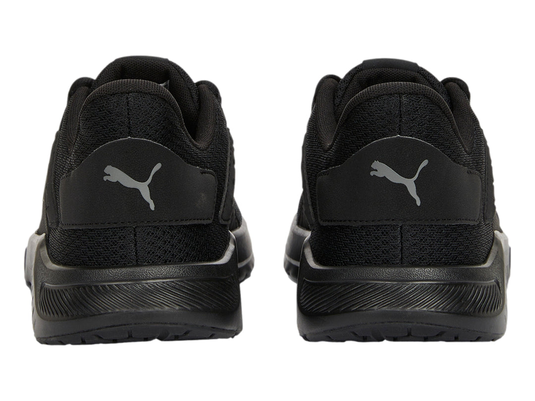 Tenis deportivos PUMA de color negro con malla transpirable y suela a juego.