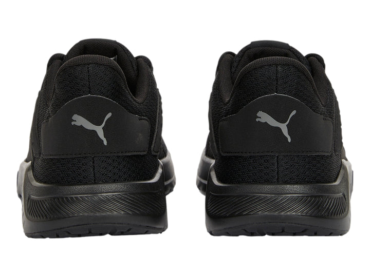 Tenis deportivos PUMA de color negro con malla transpirable y suela a juego.