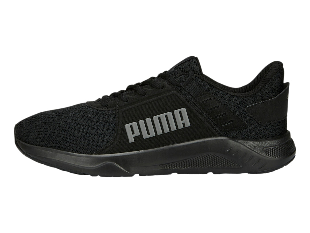 Tenis deportivos PUMA de color negro con malla transpirable y suela a juego.