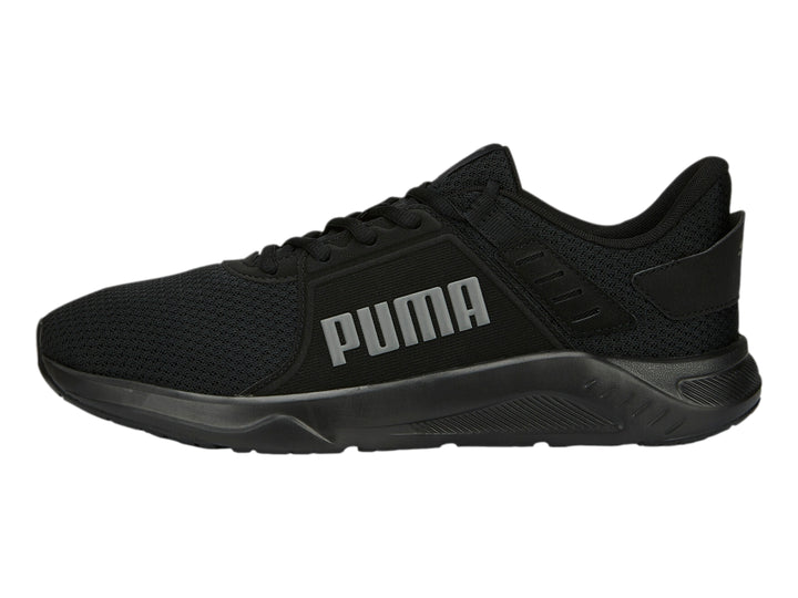Tenis deportivos PUMA de color negro con malla transpirable y suela a juego.