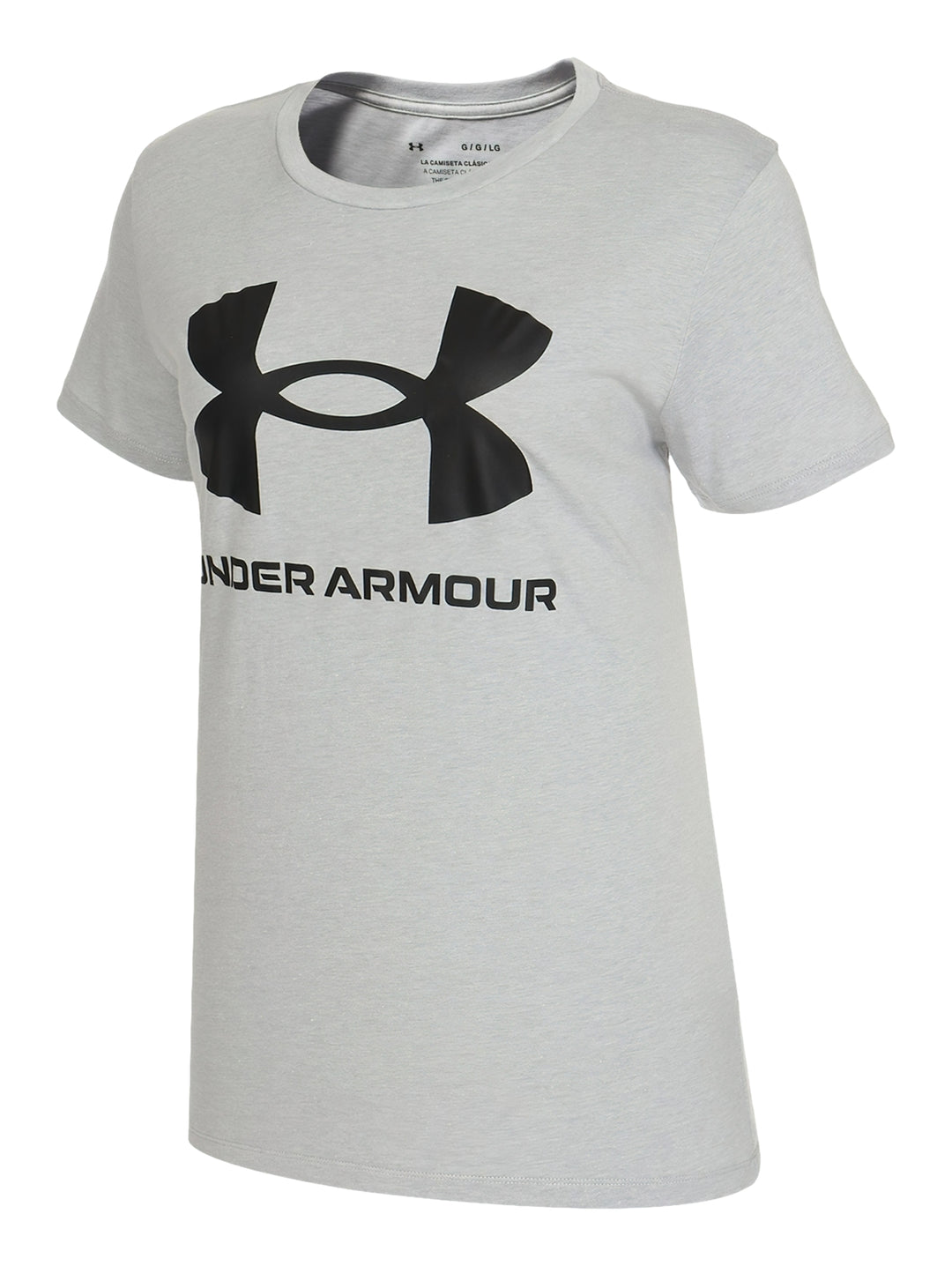 Mujer vistiendo playera Under Armour de color gris con logotipo negro en el pecho y shorts deportivos negros.