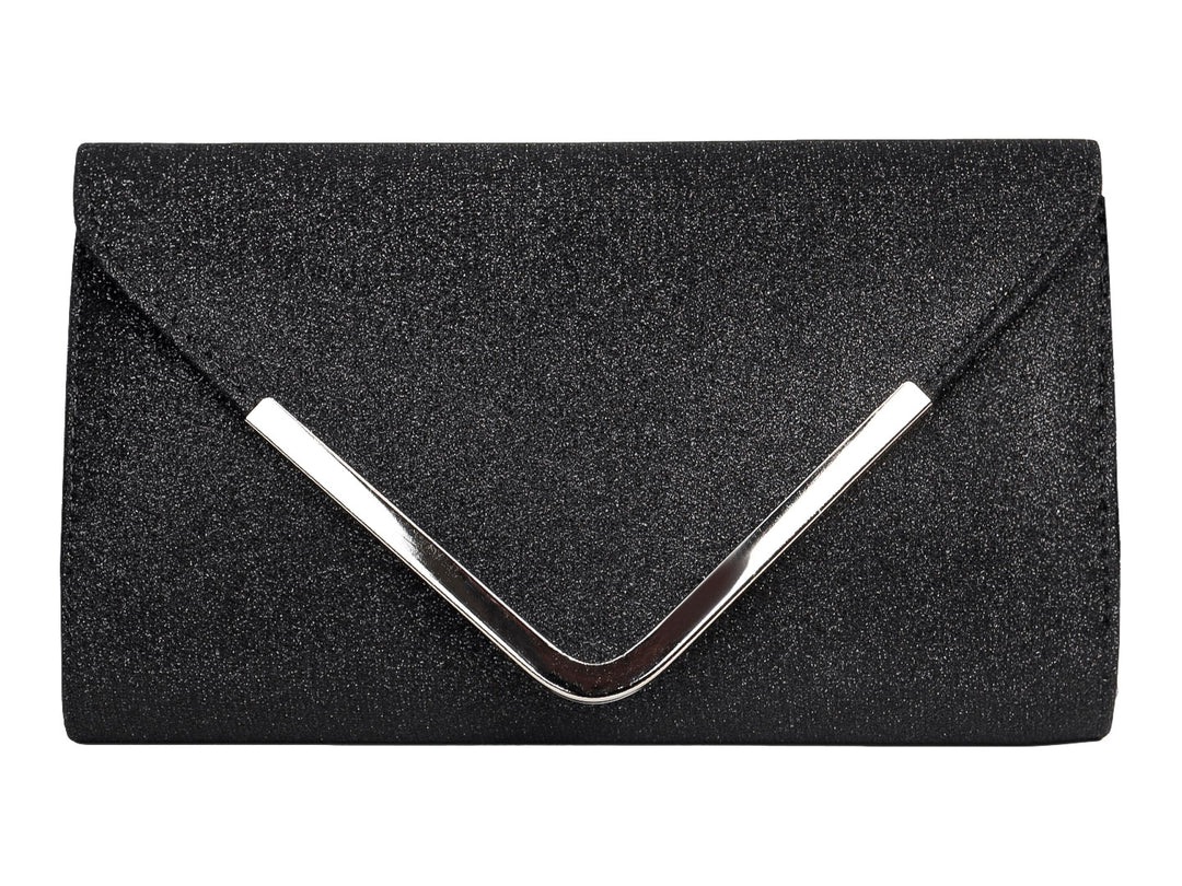 Bolso de fiesta tipo clutch color negro con acabado brillante y detalle metálico en forma de V plateada.