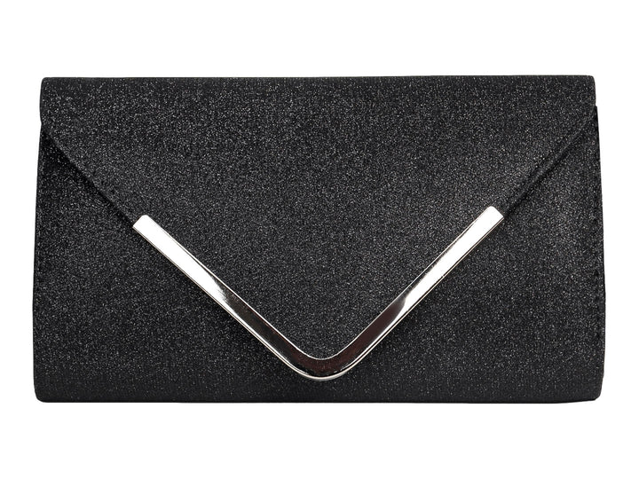 Bolso de fiesta tipo clutch color negro con acabado brillante y detalle metálico en forma de V plateada.