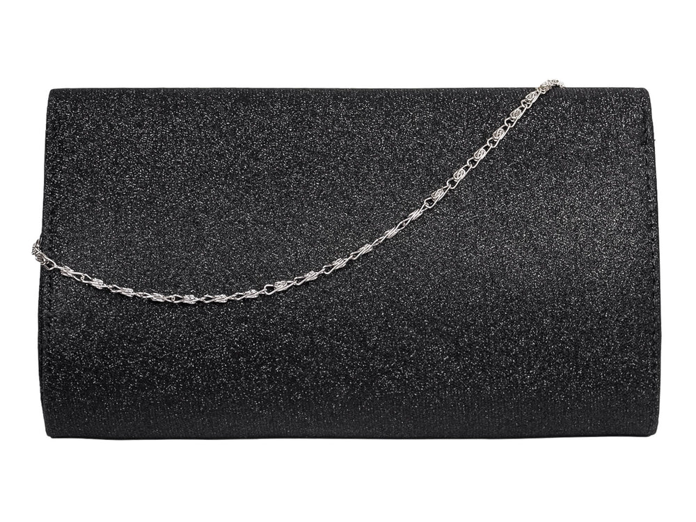 Bolso de fiesta tipo clutch color negro con acabado brillante y detalle metálico en forma de V plateada.