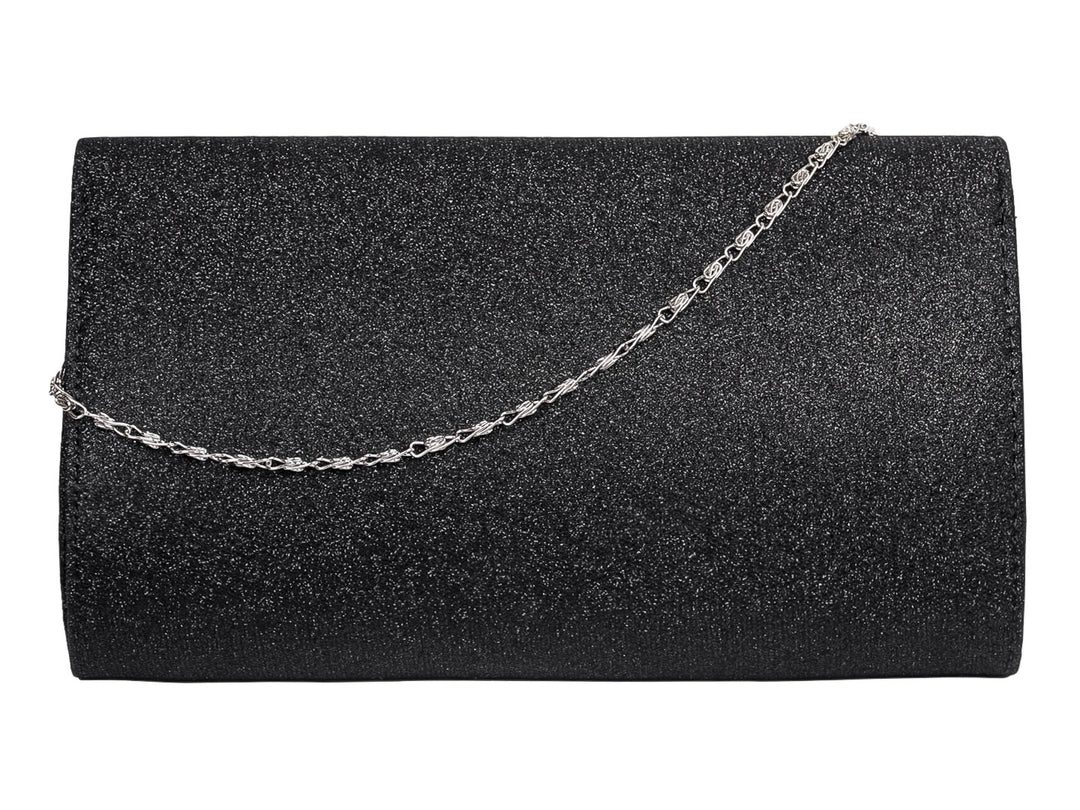Bolso de fiesta tipo clutch color negro con acabado brillante y detalle metálico en forma de V plateada.