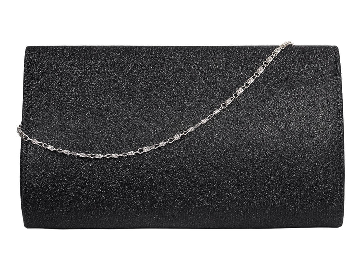 Bolso de fiesta tipo clutch color negro con acabado brillante y detalle metálico en forma de V plateada.