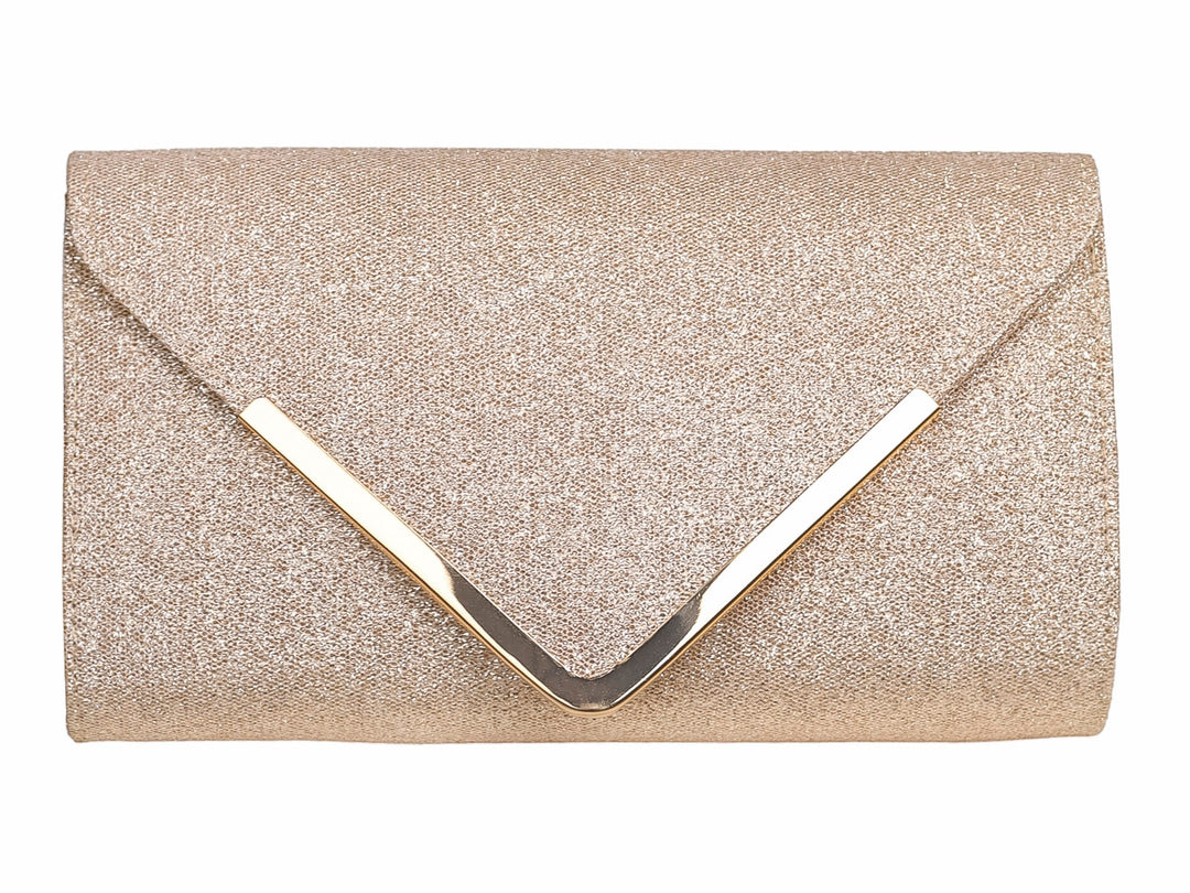 Bolso de mano tipo clutch color dorado con acabado brillante y detalle metálico en forma de V.