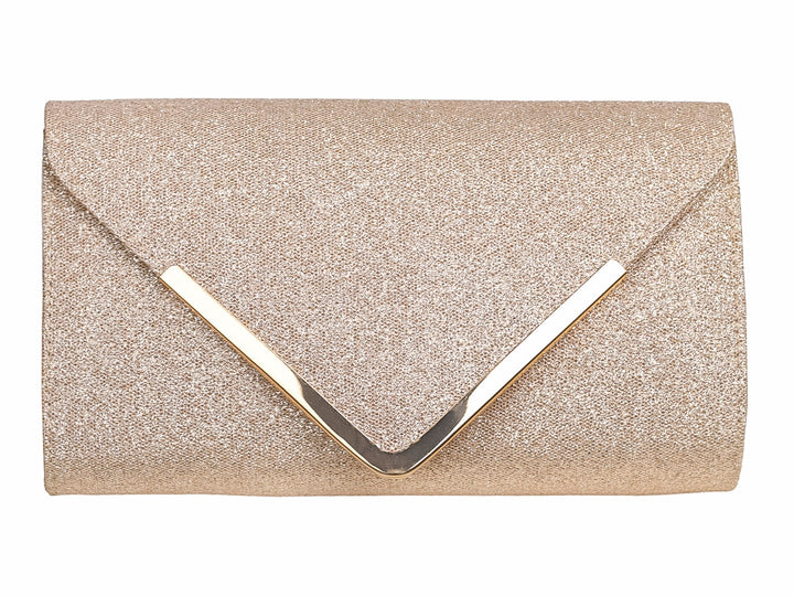 Bolso de mano tipo clutch color dorado con acabado brillante y detalle metálico en forma de V.
