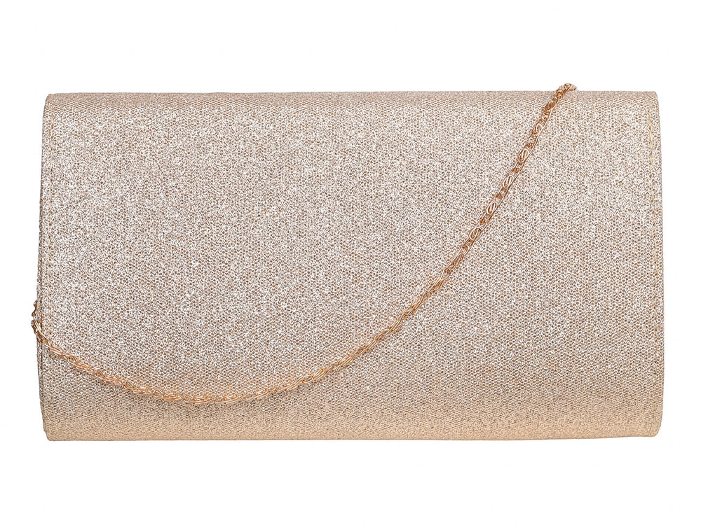 Bolso de mano tipo clutch color dorado con acabado brillante y detalle metálico en forma de V.