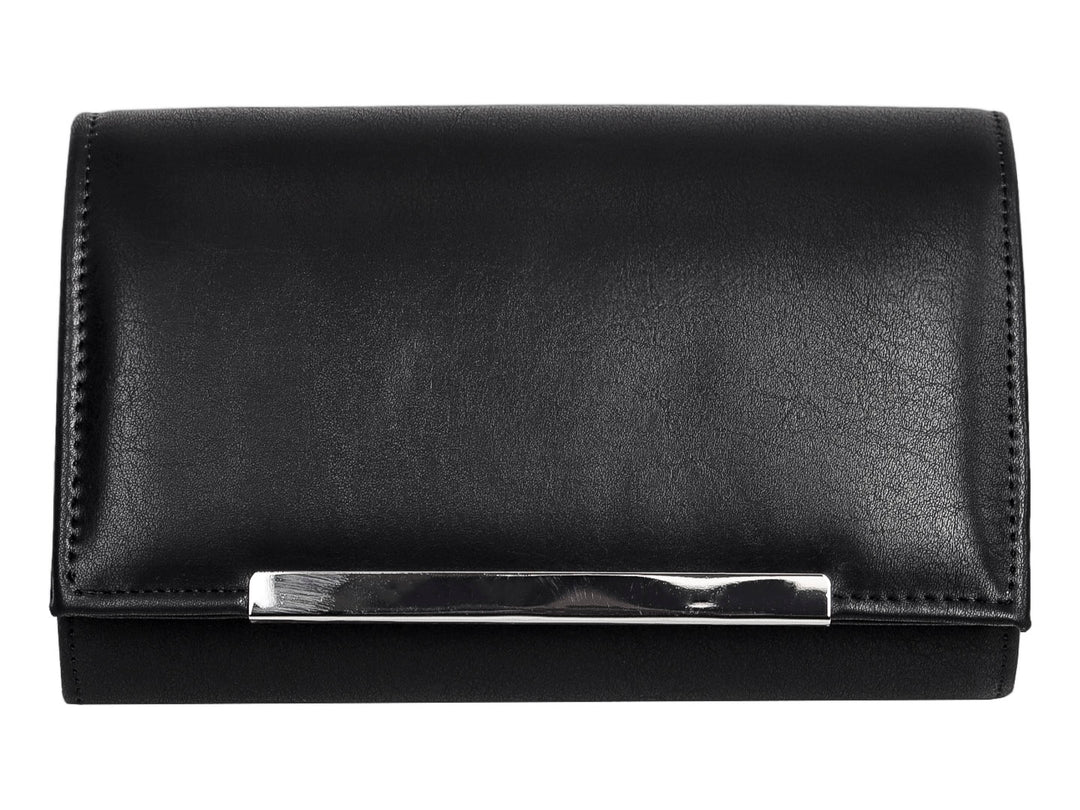 Bolso de fiesta tipo clutch color negro con un detalle metálico plateado en la solapa.