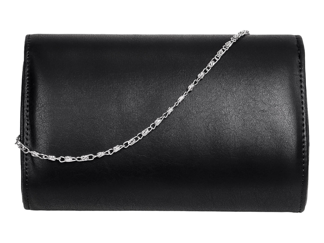 Bolso de fiesta tipo clutch color negro con un detalle metálico plateado en la solapa.