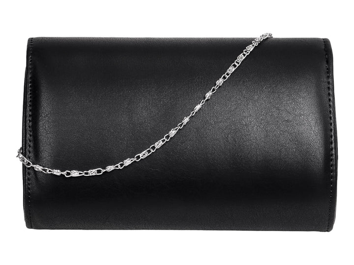 Bolso de fiesta tipo clutch color negro con un detalle metálico plateado en la solapa.