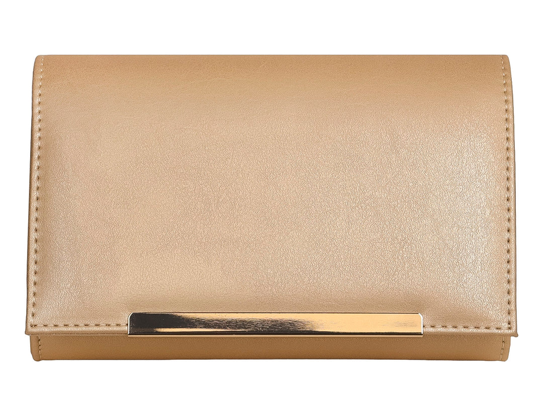 Bolso de fiesta tipo clutch color dorado con cierre metálico rectangular en la parte inferior.