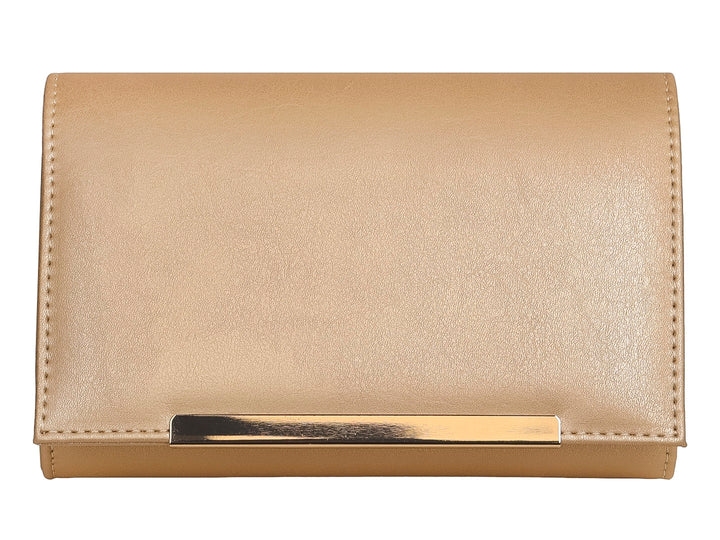 Bolso de fiesta tipo clutch color dorado con cierre metálico rectangular en la parte inferior.