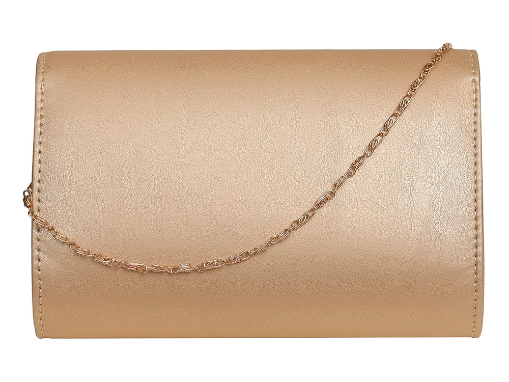 Bolso de fiesta tipo clutch color dorado con cierre metálico rectangular en la parte inferior.