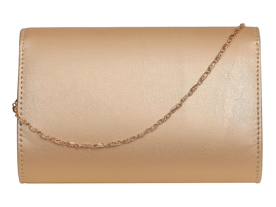 Bolso de fiesta tipo clutch color dorado con cierre metálico rectangular en la parte inferior.