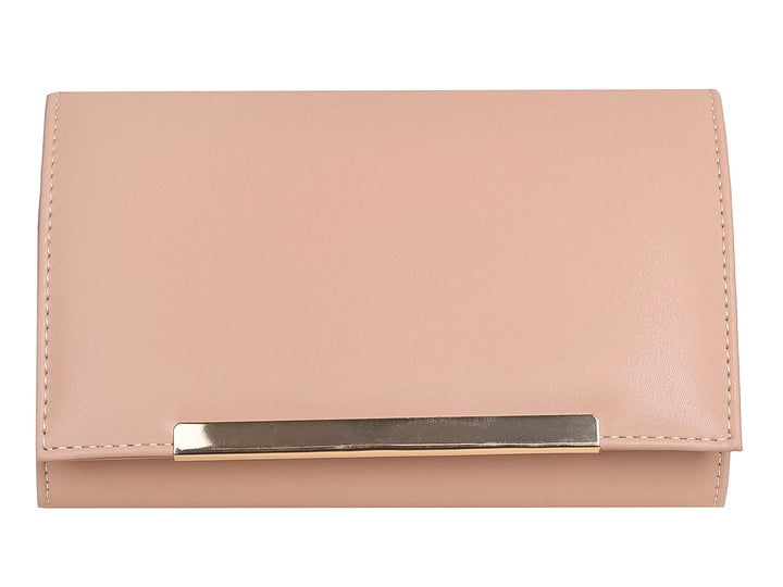 Bolso tipo clutch color beige con un detalle rectangular dorado en la parte frontal.