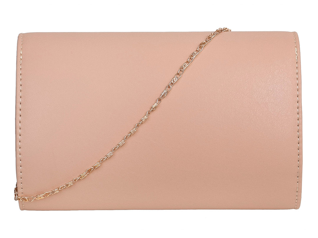 Bolso tipo clutch color beige con un detalle rectangular dorado en la parte frontal.
