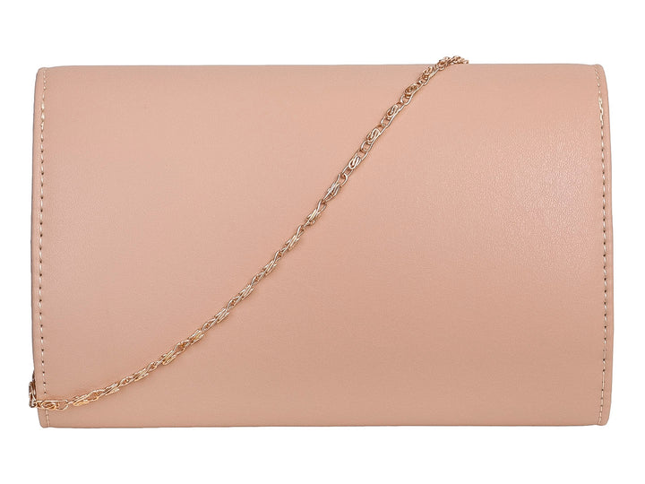 Bolso tipo clutch color beige con un detalle rectangular dorado en la parte frontal.