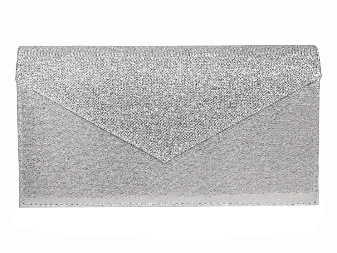 Bolso de fiesta tipo clutch en color plata con acabado brillante y cierre de solapa en V.