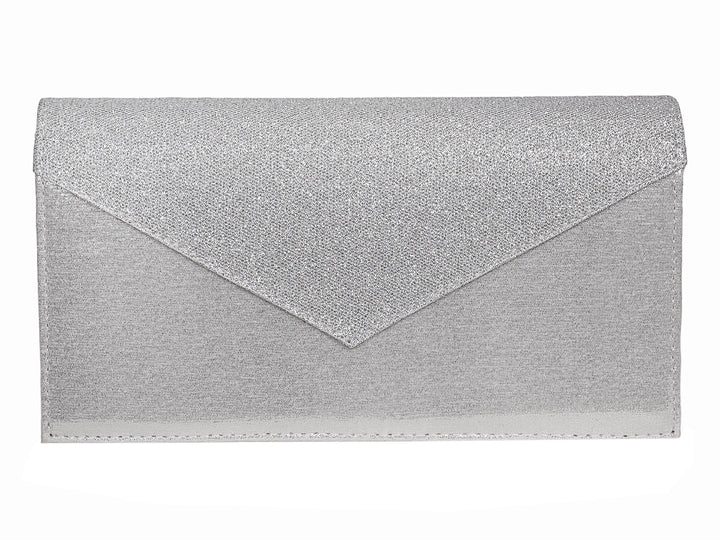 Bolso de fiesta tipo clutch en color plata con acabado brillante y cierre de solapa en V.