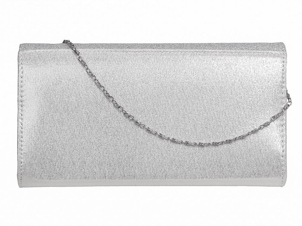 Bolso de fiesta tipo clutch en color plata con acabado brillante y cierre de solapa en V.