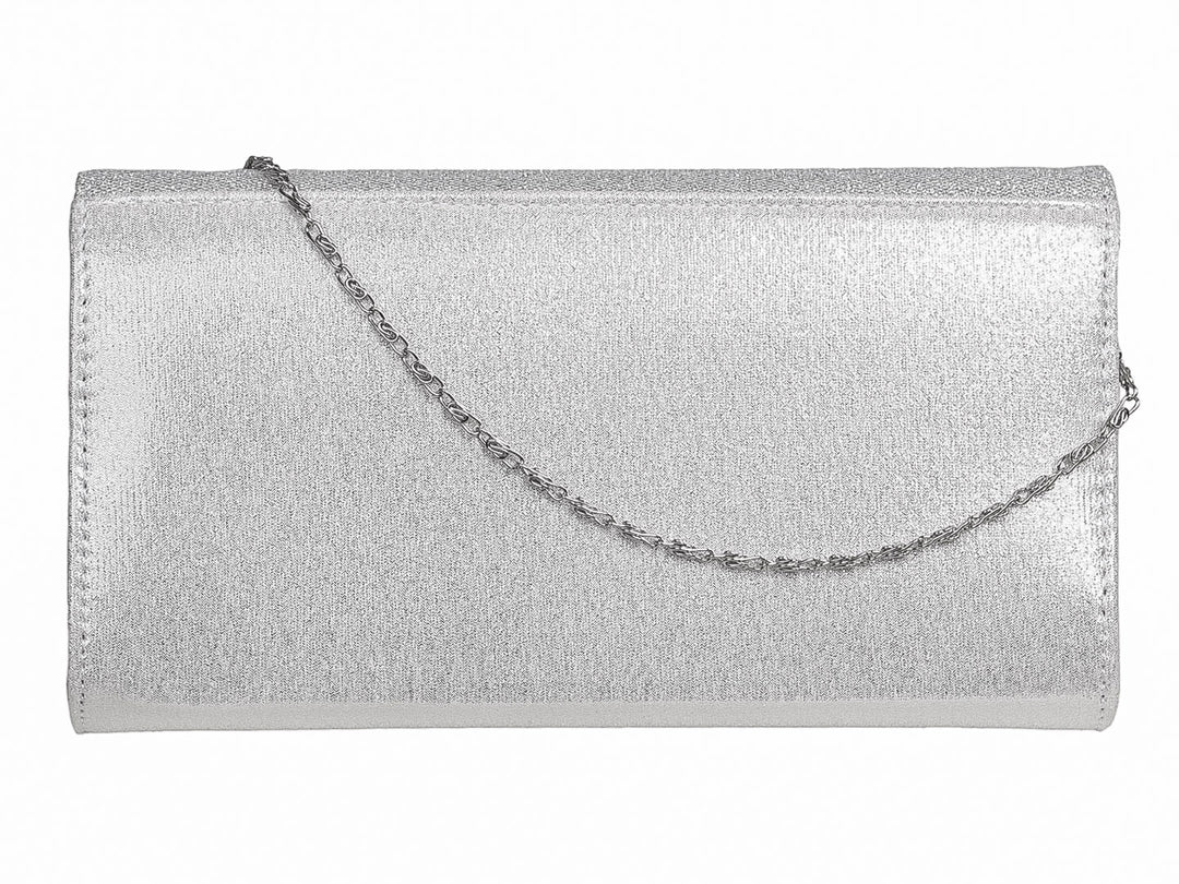 Bolso de fiesta tipo clutch en color plata con acabado brillante y cierre de solapa en V.