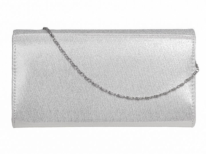 Bolso de fiesta tipo clutch en color plata con acabado brillante y cierre de solapa en V.