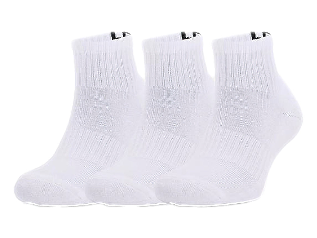 Paquete de tres pares de calcetines deportivos Under Armour color blanco, corte cuarto.
